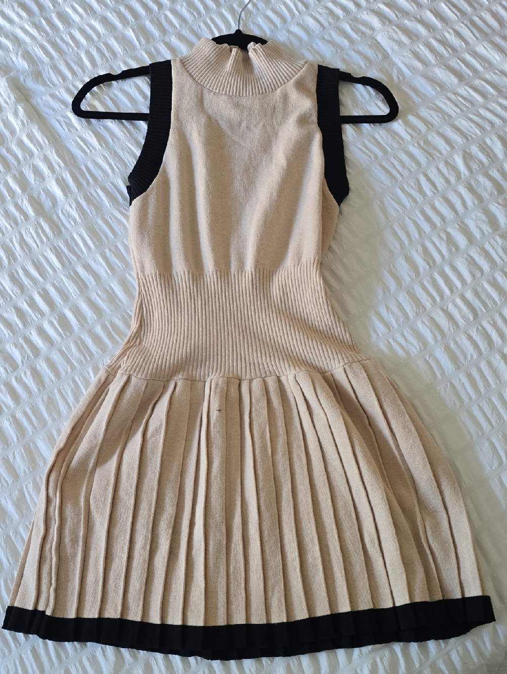 Sleeveless Mock Neck Pleated Knit Dress - Beige & Black